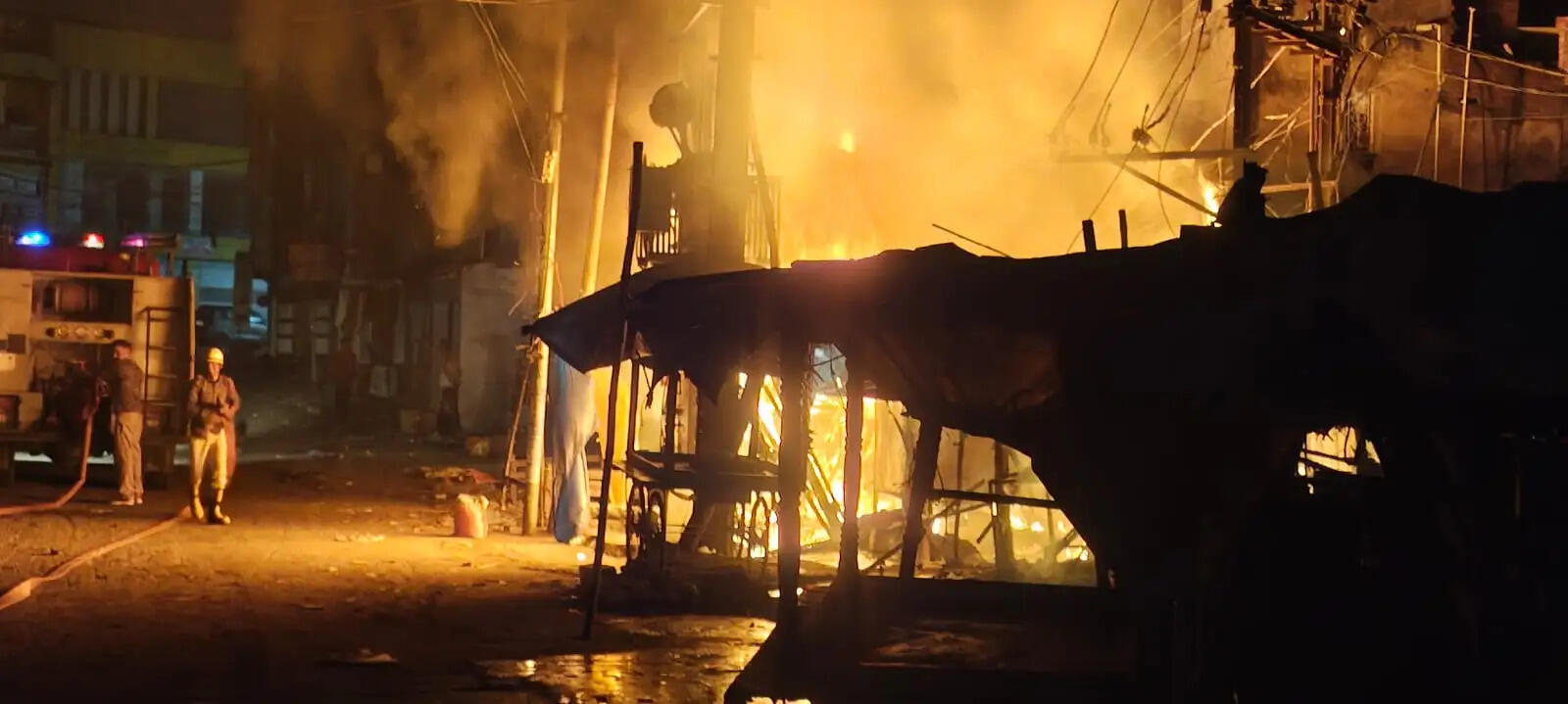 रामगढ़ में ट्रांसफार्मर से टकराए सांड, चिंगारी से कई दुकानों में लगी आग