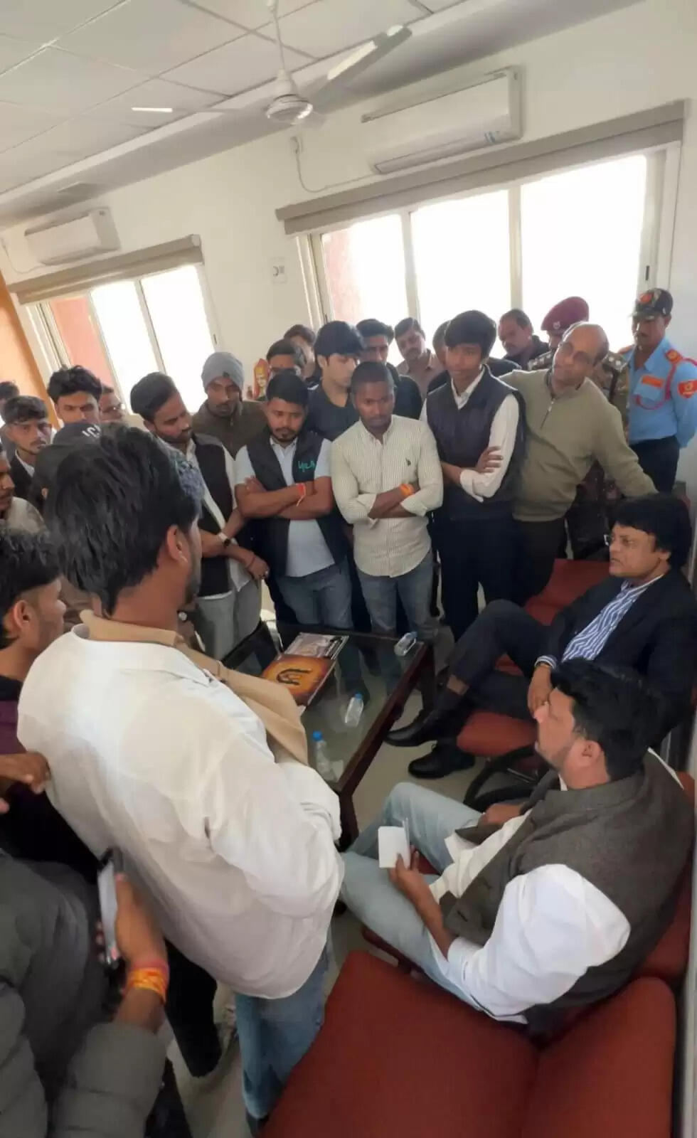 माखनलाल विवि में परीक्षा रोकने पर एनएसयूआई का प्रशासन के खिलाफ़ आक्रोश, विश्वविद्यालय परिसर में हुआ हंगामा