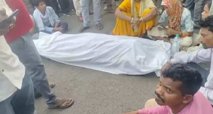 अनूपपुर: युवक की मौत पर बबाल, सड़क पर शव रख ग्रमीणों ने किया लगाया 5 घंटे का जाम