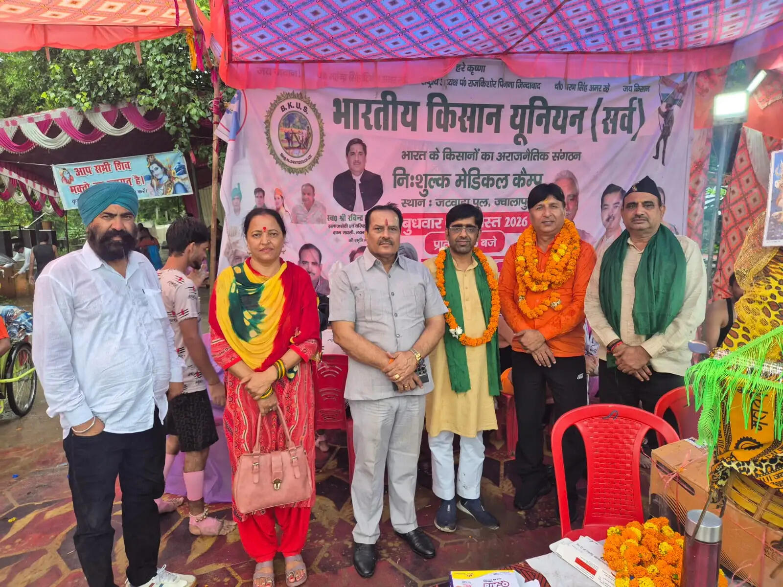लक्सर पालिका अध्यक्ष ने किया कांवड़ियों को दवा-फल वितरण