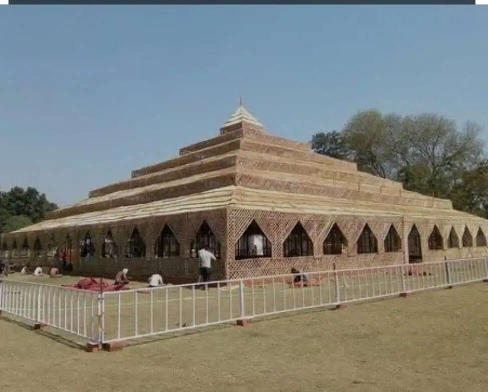 महामृत्युंजय कोटि रुद्र हवन के लिए यज्ञ शाला का निर्माण शुरू : संवित धाम में पूरे माह चलेगा हवन