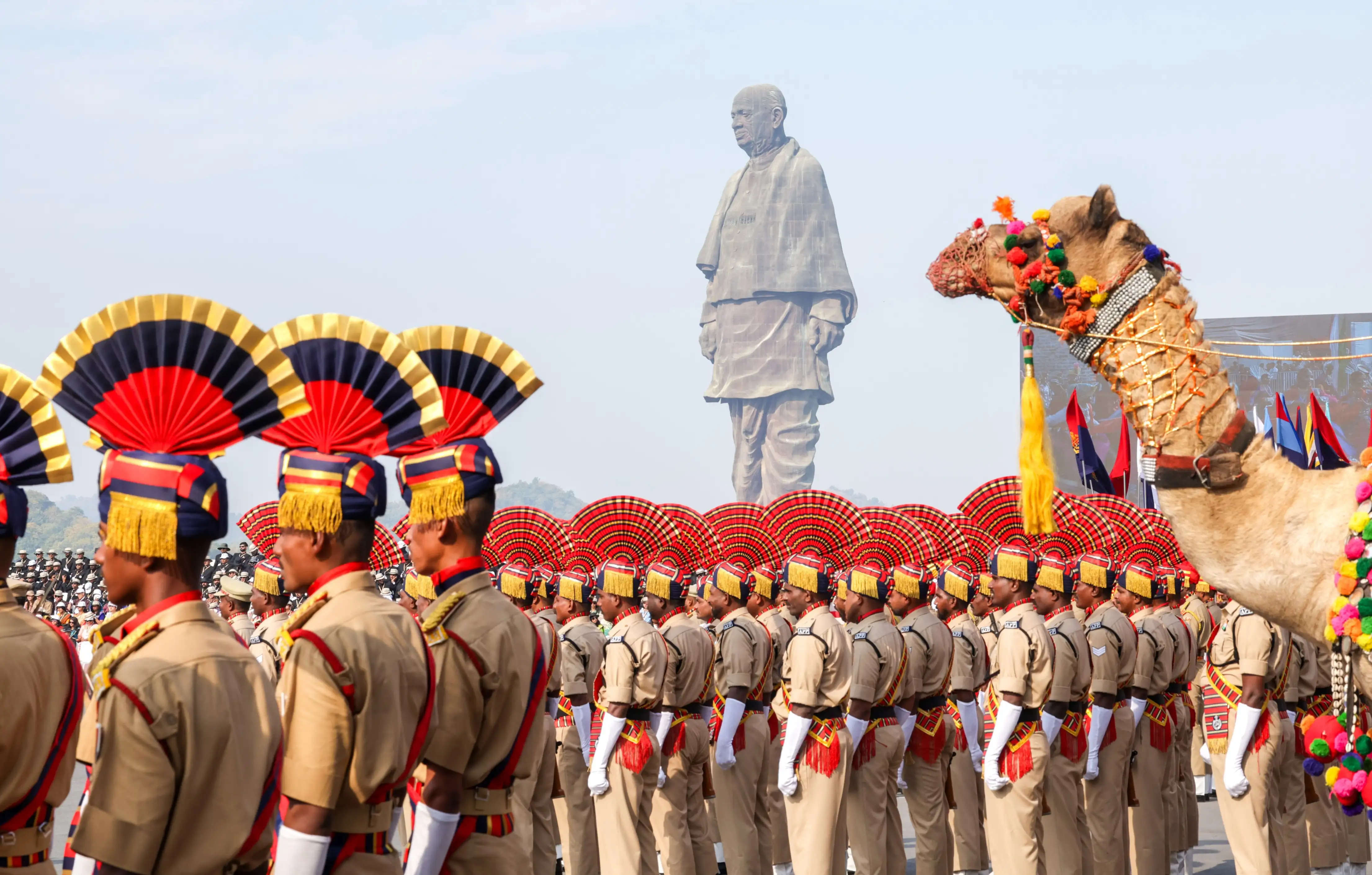 सरदार पटेल की प्रतिमा स्टैच्यू ऑफ यूनिटी पर हेलीकॉप्टर से पुष्प वर्षा