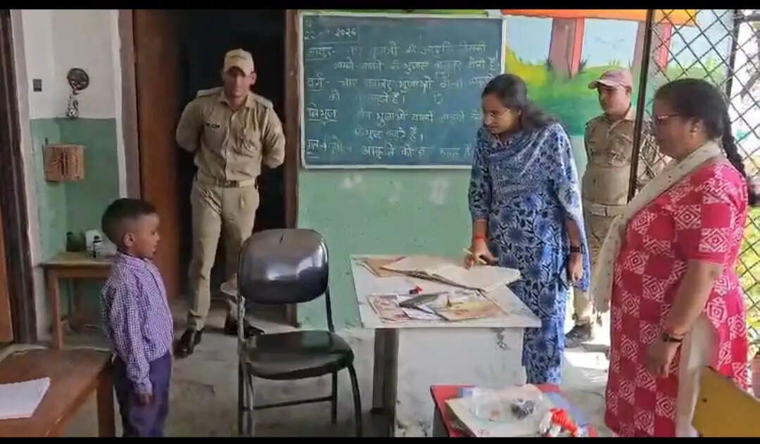 तहसीलदार ने जर्जर आंगनबाड़ी केंद्र को सुरक्षित भवन में कराया शिफ्ट