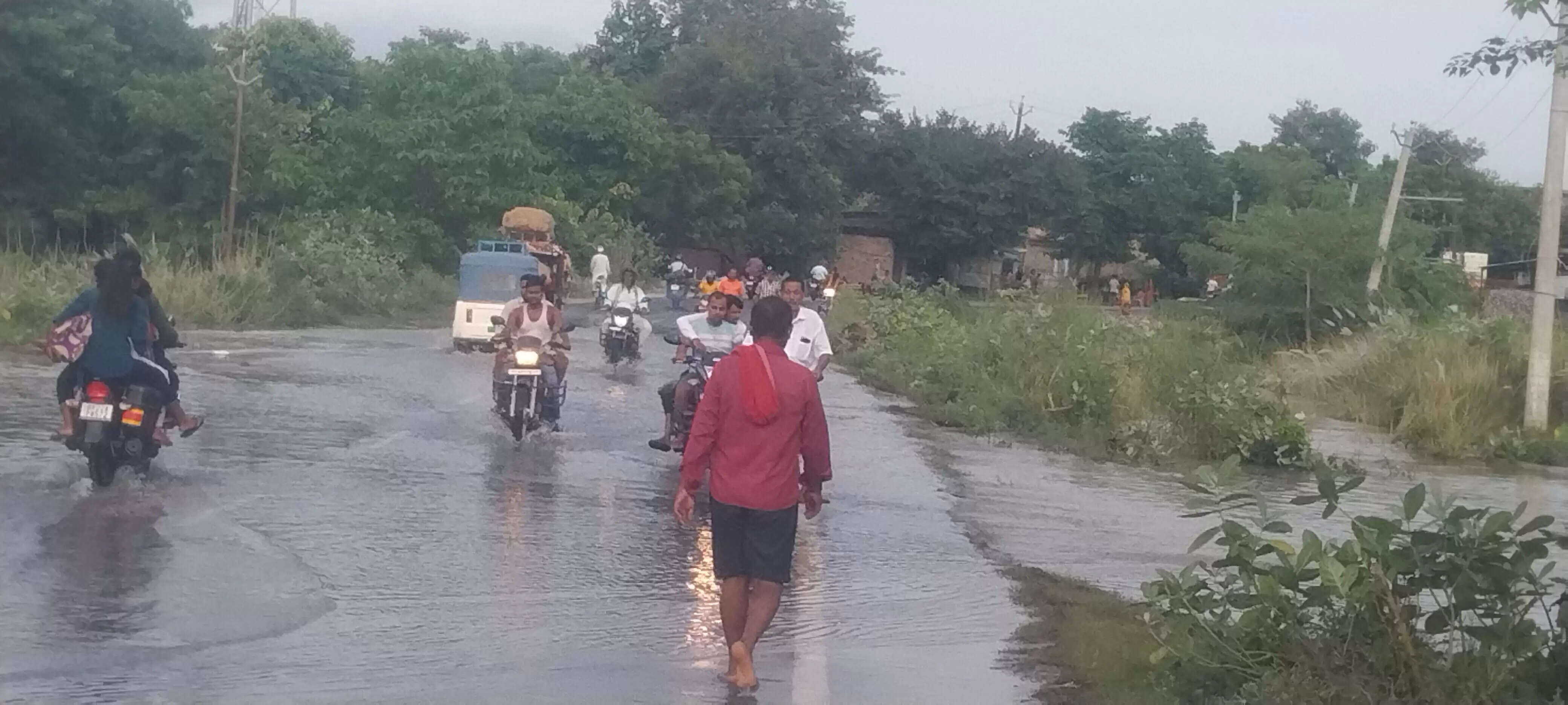 वाल्मीकिनगर में  गंड़क नदी के जलस्तर में गिरावट बगहा शहर के कई मुहल्ला बाढ से हुआ प्रभावित