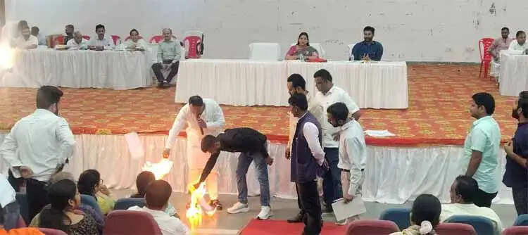 नगर निगम बोर्ड बैठक में हंगामा, पुराने प्रस्तावों की प्रतियां जलाकर कांग्रेस पार्षदों का विरोध