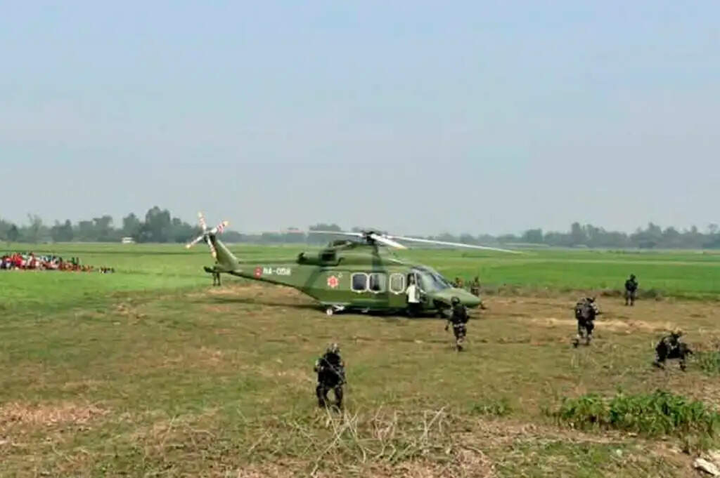 नेपाल : मतदान के दौरान नेपाली सेना के द्वारा हवाई गश्त