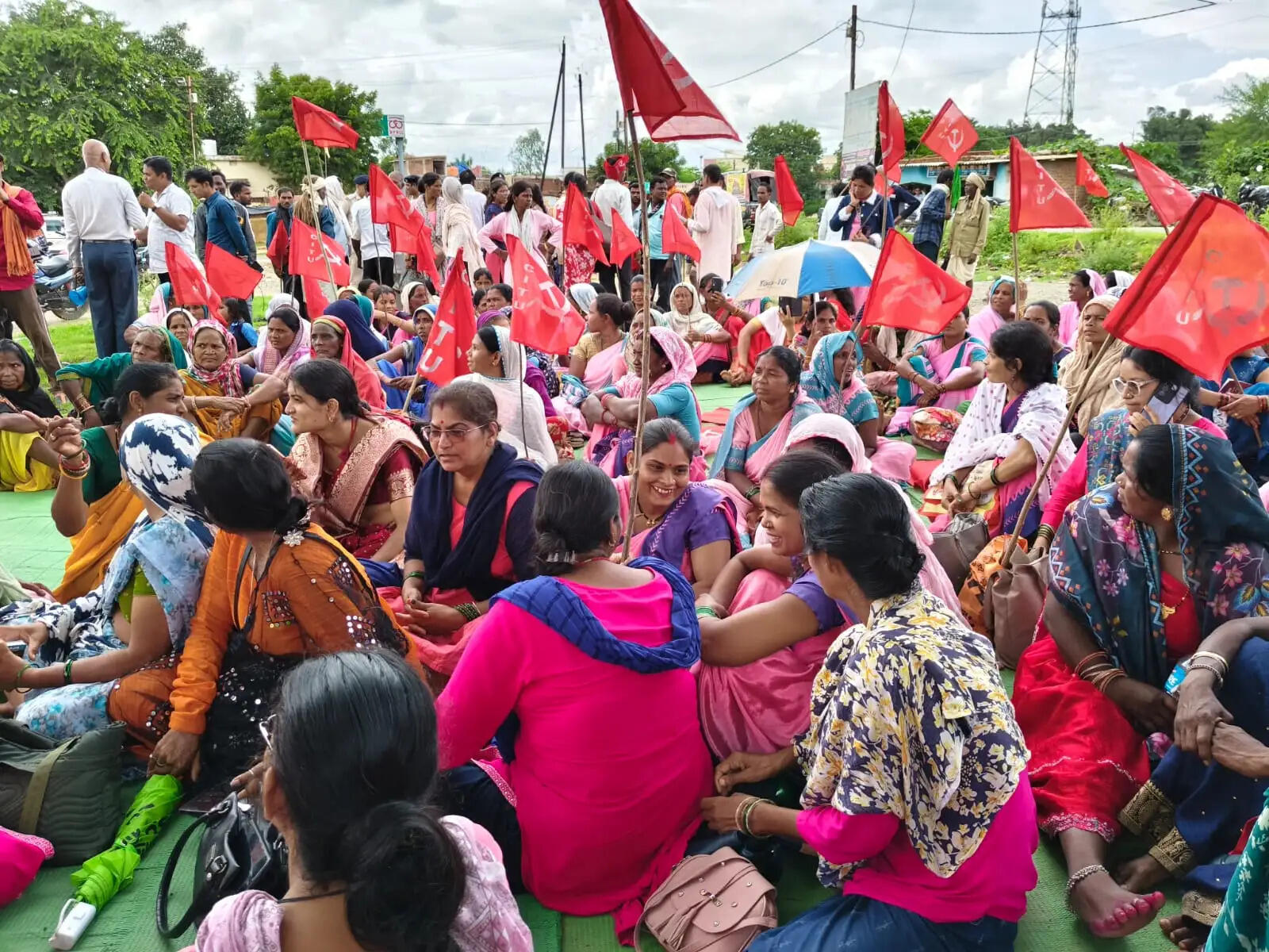 अनूपपुर: मांगों को लेकर सड़क पर उतरे आंगनबाड़ी कर्मी और किसान-मजदूर, दी गिरफ्तारी
