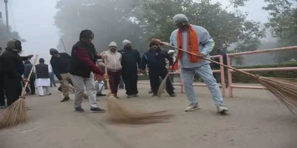 प्राण प्रतिष्ठा समारोह के पूर्व बीएचयू विश्वनाथ मंदिर परिसर में चला स्वच्छता अभियान