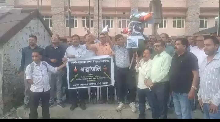 पौड़ी में विभिन संगठनों ने निकाला केंडिल मार्च