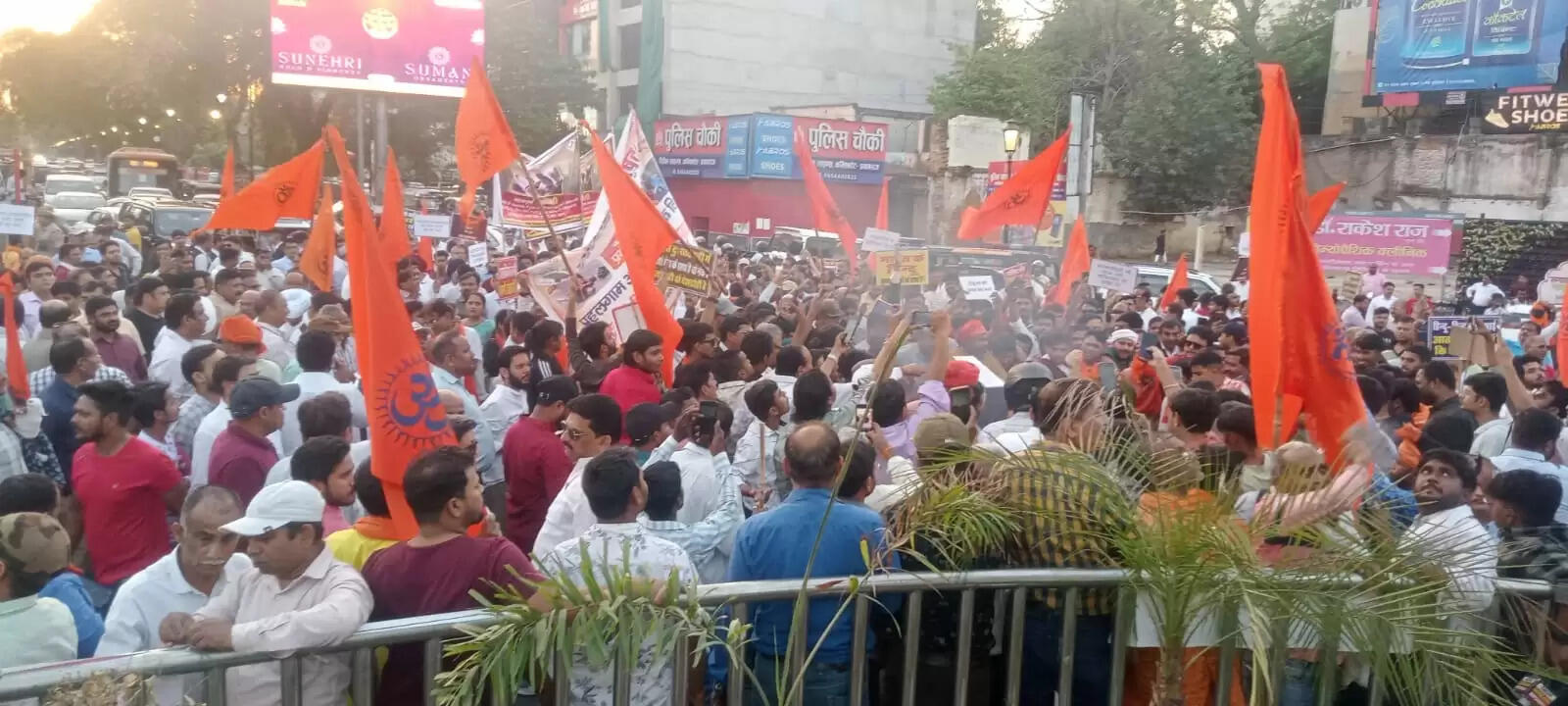 पाकिस्तान एवं इस्लामिक आतंकवाद के खिलाफ प्रयागराज की सड़कों पर दिखा आक्रोश, फूंका पुतला