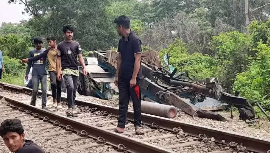 बांग्लादेश रेल हादसे में दो गेटमैन निलंबित