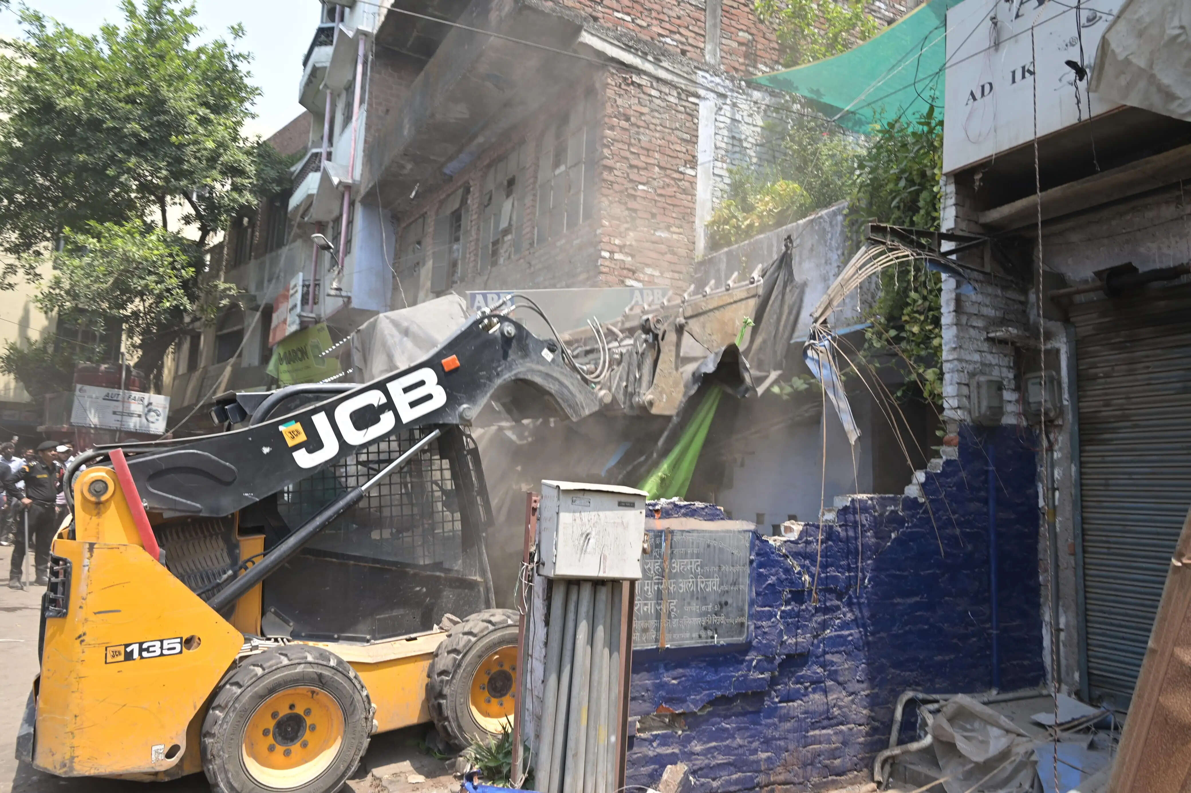 अवैध अतिक्रमणों के खिलाफ गरजा नगर निगम का बुलडोजर, ध्वस्त किए गए 35 पक्के निर्माण