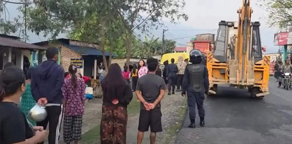 नेपाल के पोखरा में फेवाताल के पास अवैध निर्माण पर चला डोजर, बालेन्द्र शाह के निर्देश पर कार्रवाई