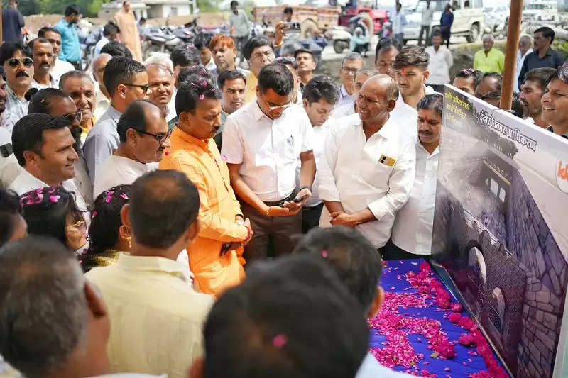 इंदौरः मंत्री सिलावट ने अहिल्या बावड़ी के जीर्णोद्धार एवं उन्नयन कार्य का शुभारंभ किया