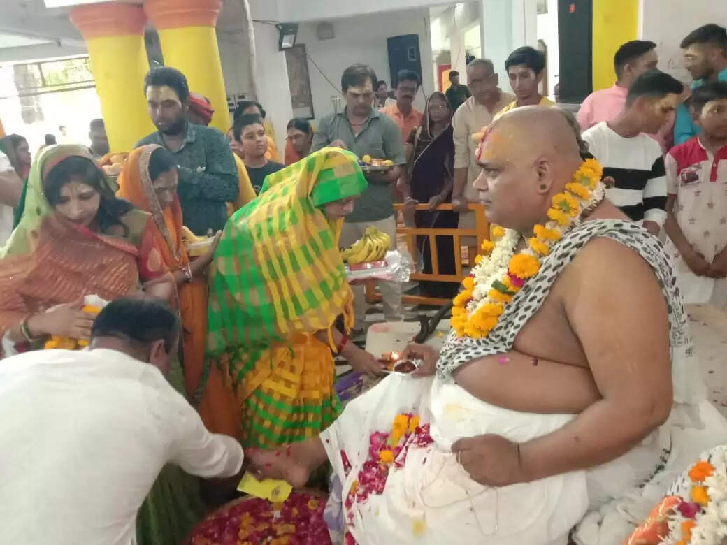 गुरू बिन भवनिधि तरहिं न कोई, जौं बिरंचि संकर सम होई