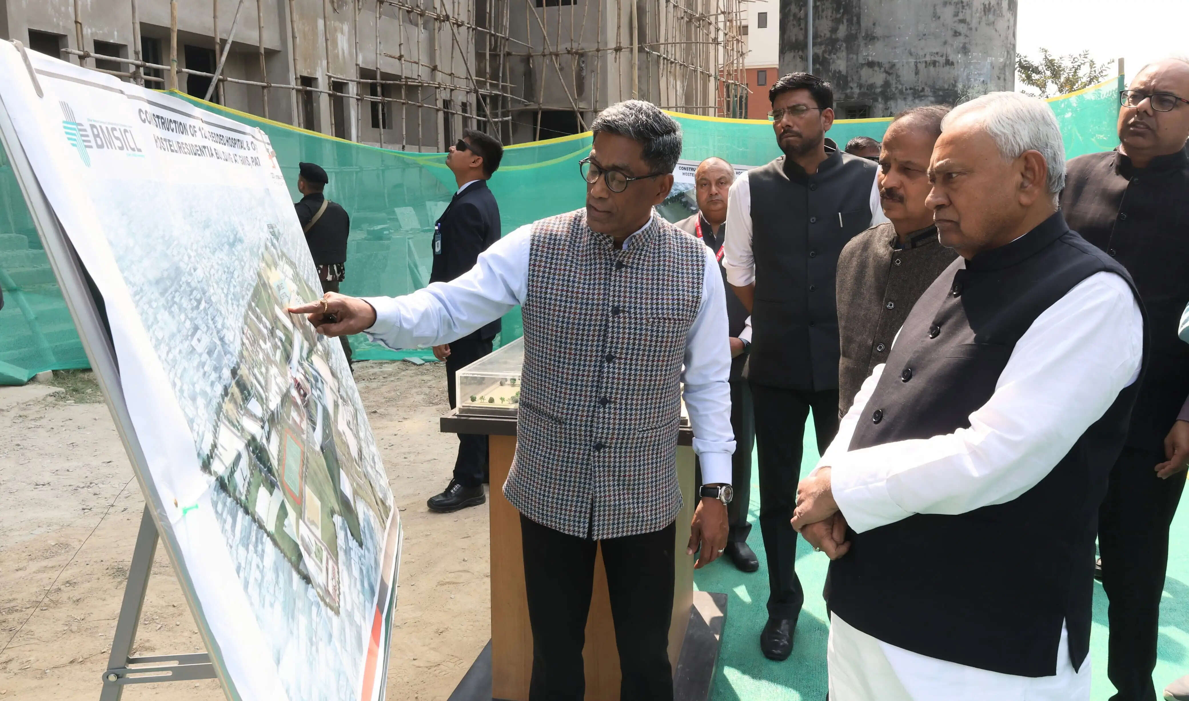 मुख्यमंत्री नीतीश कुमार ने आईजीआईएमएस में बन रहे 1200 बिस्तरों वाले नए अस्पताल भवन का किया निरीक्षण