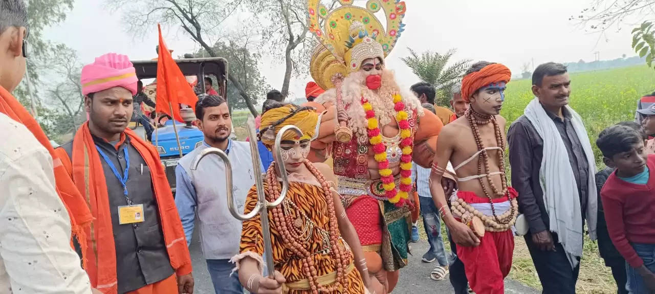 विश्व हिंदू परिषद के पदाधिकारियों ने झांकियों के साथ निकाली कलश यात्रा
