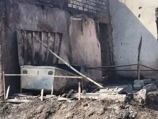 अनूपपुर: ट्रांसफॉर्मर से भड़की आग में तीन घर जले, तीन मवेशियों की मौत, महिला भी झुलसी