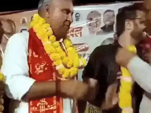 फरीदाबाद में कांग्रेस उम्मीदवार का मंच टूटा, समर्थकों समेत गिरे