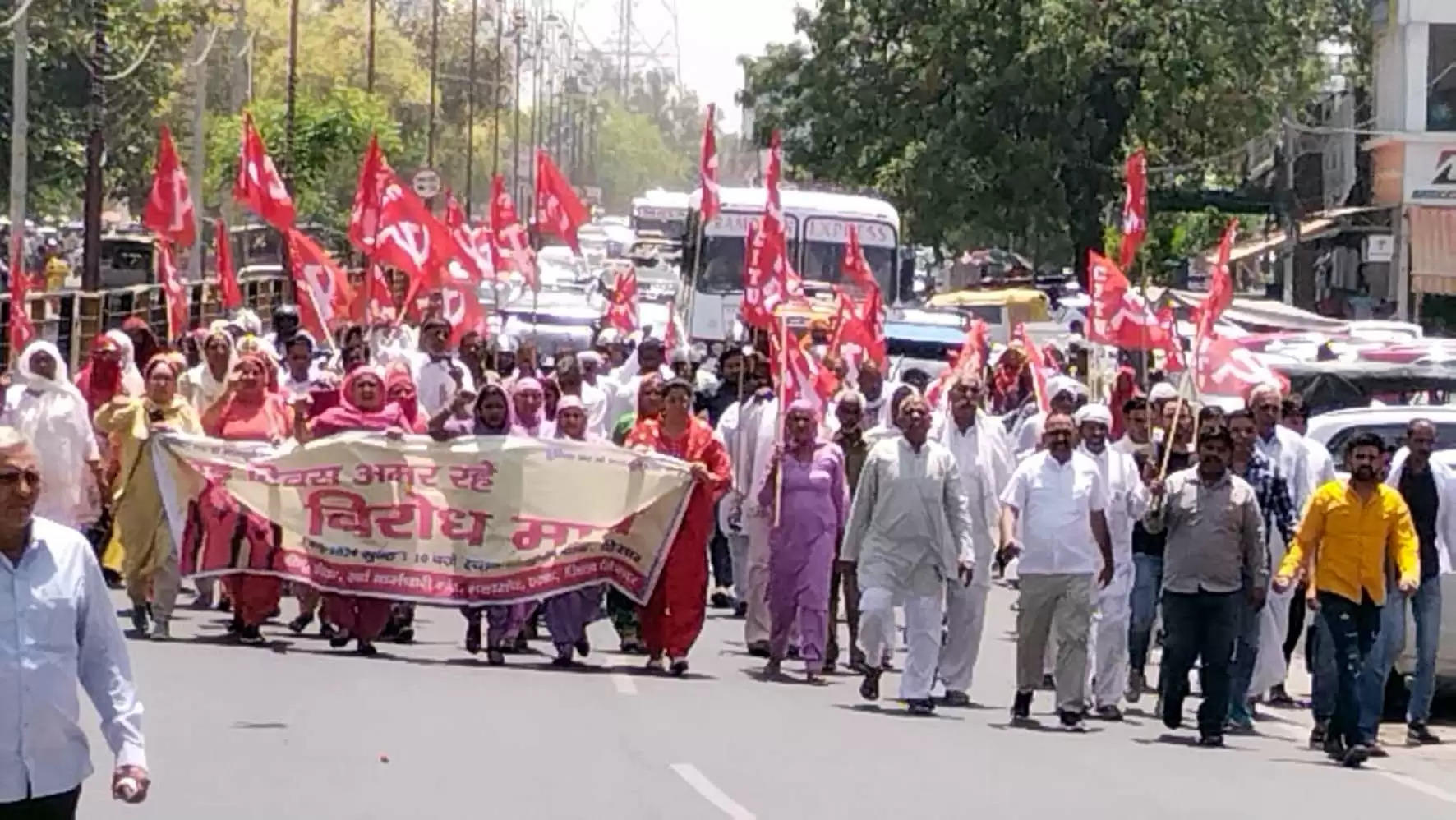 हिसार : अंतरराष्ट्रीय मजदूर दिवस के अवसर पर जुलूस निकालकर गरजे मजदूर