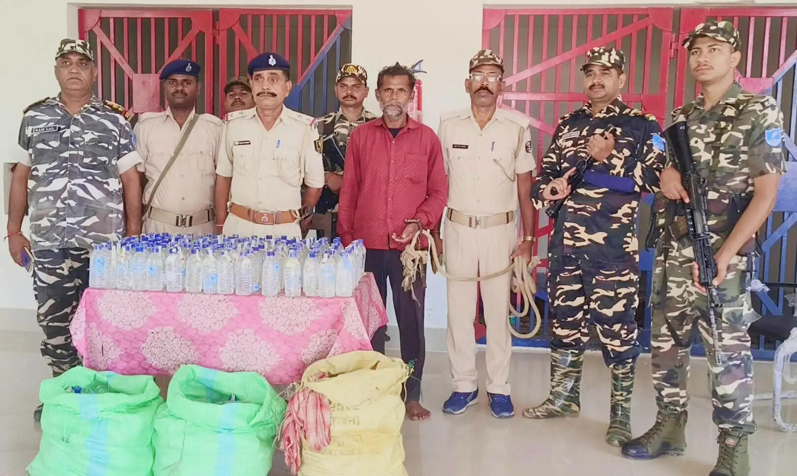 सोनामनी गोदाम पुलिस और एसएसबी की संयुक्त कार्रवाई में 123 लीटर शराब के साथ तस्कर गिरफ्तार