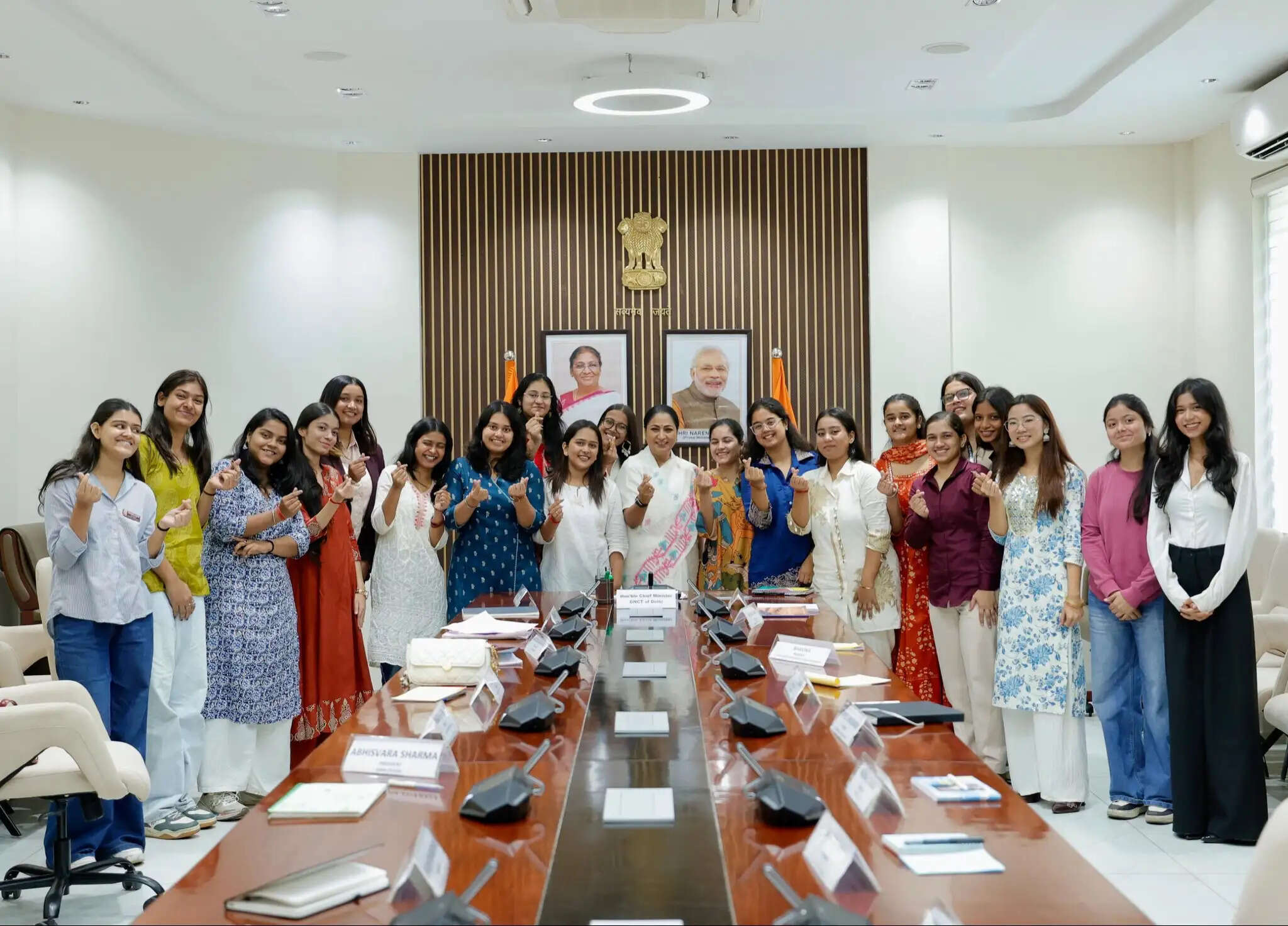मुख्यमंत्री रेखा गुप्ता ने दिल्ली के विभिन्न कॉलेजों की छात्र प्रतिनिधियों से की मुलाकात