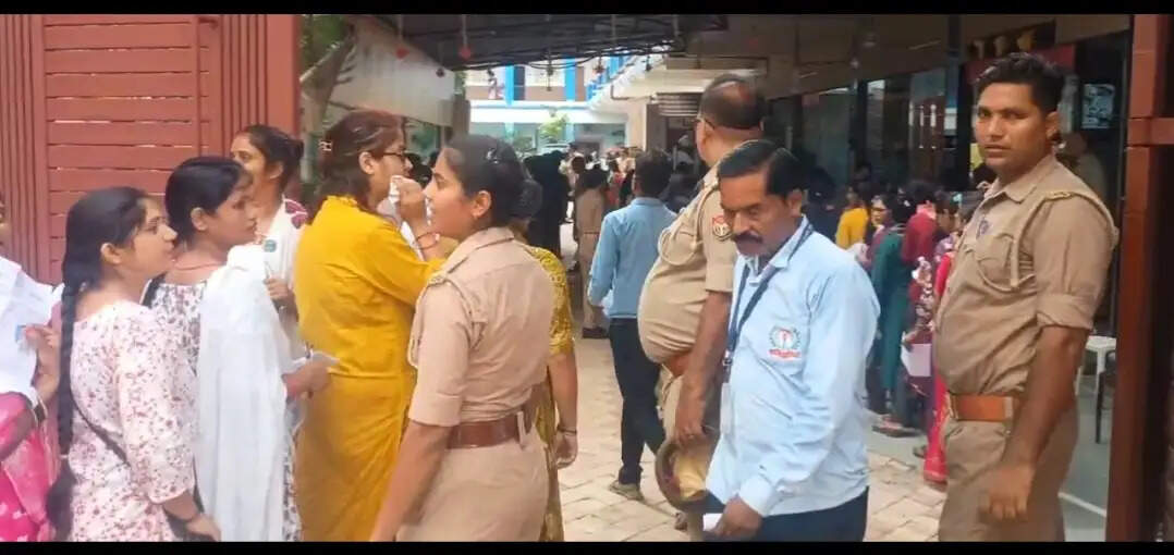 उप्र में तीन दिवसीय यूपी टीईटी की परीक्षा के पहले दिन की प्रथम पाॅली की परीक्षा शांतिपूर्ण सम्पन्न