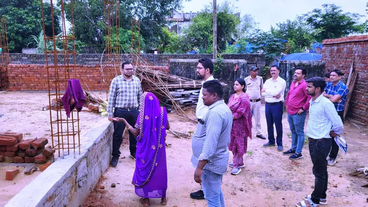 जांजगीर : जिपं सीईओ पोयाम ने ग्राम पंचायतों का भ्रमण कर विकास कार्यों का लिया जायजा