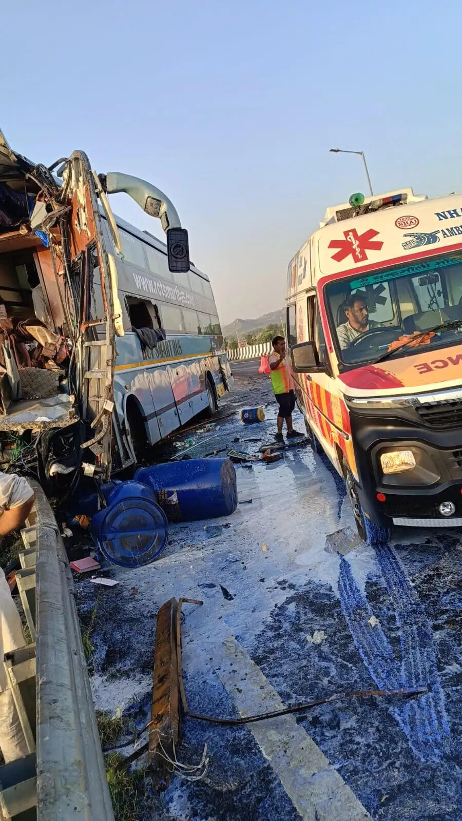 अलवर में दिल्ली-मुंबई एक्सप्रेस-वे पर हादसा, बस की केमिकल से भरे ट्रक से टक्कर, तीन की मौत, कम से कम 30 लोग घायल