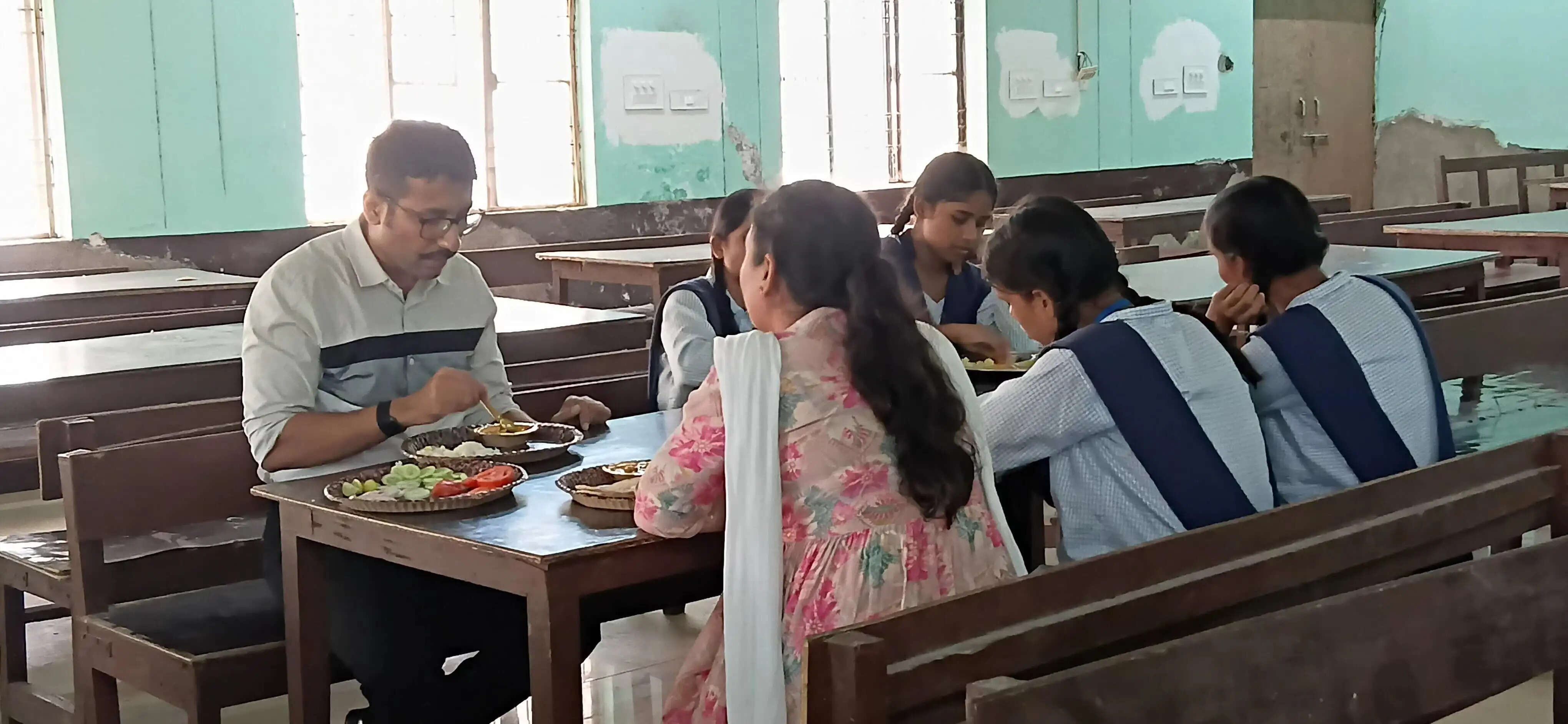 औचक निरीक्षण के दौरान छात्राओं संग बैठकर डीएम ने किया भोजन