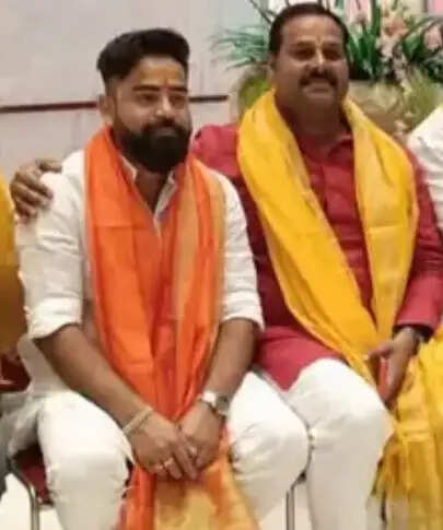 कोडीन तस्करी के मुख्य आरोपित शुभम के साथ समाजवादी व्यापार सभा के प्रदेश अध्यक्ष की फोटो वायरल, दिया सफाई