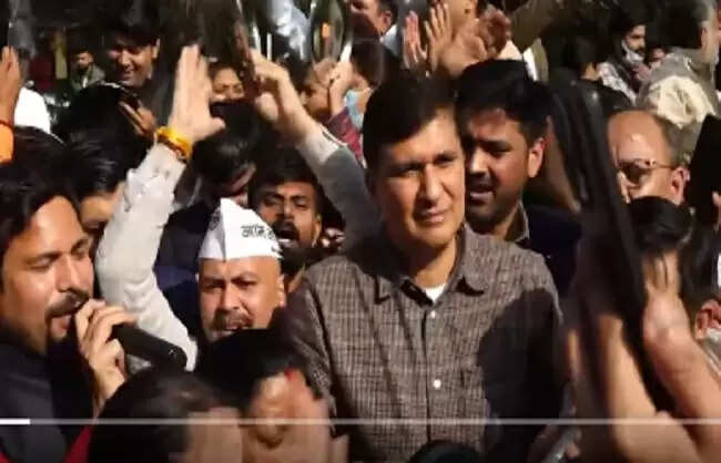 आआपा ने किया थाली-चम्मच बजाकर प्रदर्शन, प्रदूषण तुमको जाना पड़ेगा के लगाए नारे