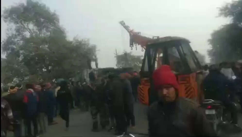 (अपडेट) परिजनों के चित्कार से गूंज उठा गोला, आक्रोशित ग्रामीणों ने ट्रक ड्राइवर को पीटा