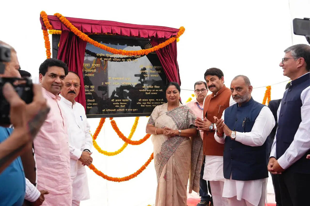 मुख्यमंत्री ने खजूरी खास में केंद्रीय विद्यालय के अस्थायी भवन का किया उद्घाटन