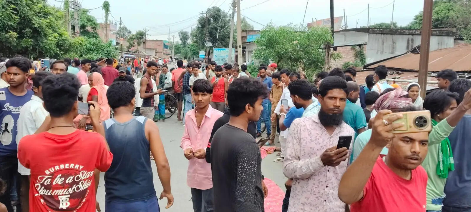 तेज रफ्तार ट्रक ने बाइक सवार युवक को रौंदा, मौके पर मौत