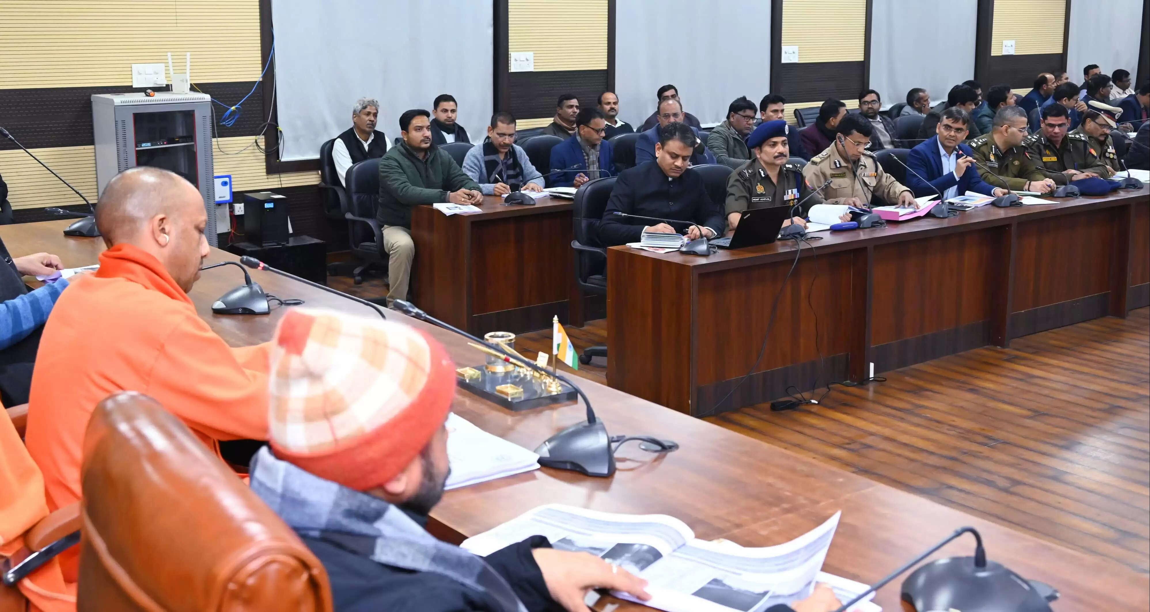 अवैध कब्जाधारियों, माफियाओं व चेन स्नेचरों पर सख्त कार्रवाई करें : मुख्यमंत्री योगी