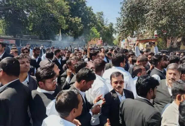 लखनऊ समेत प्रदेश के 25 जिलों में अधिवक्ताओं ने लाठीचार्ज के विरोध में किया प्रदर्शन, मनाया काला दिवस