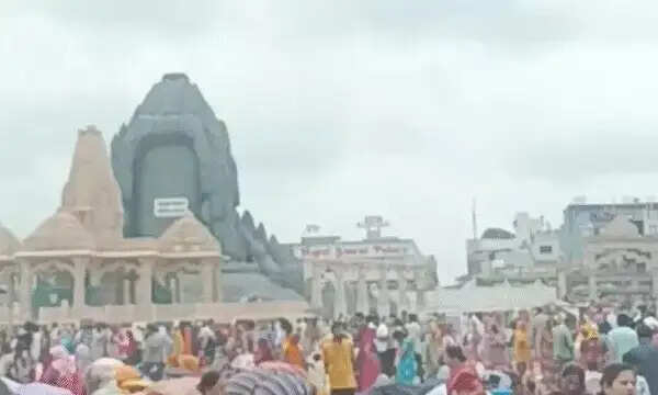 मप्र:&nbsp;गुरु पूर्णिमा पर आस्था का महासैलाब, खंडवा के दादा दरबार में 12 घंटे में डेढ़ लाख श्रद्धालुओं ने किए दर्शन