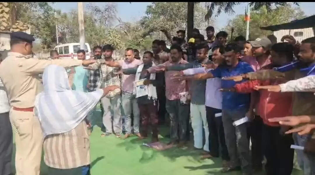 जांजगीर-चांपा: सड़क सुरक्षा माह के तहत ई-रिक्शा चालकों को दिलाई गई यातायात नियमों के पालन की शपथ