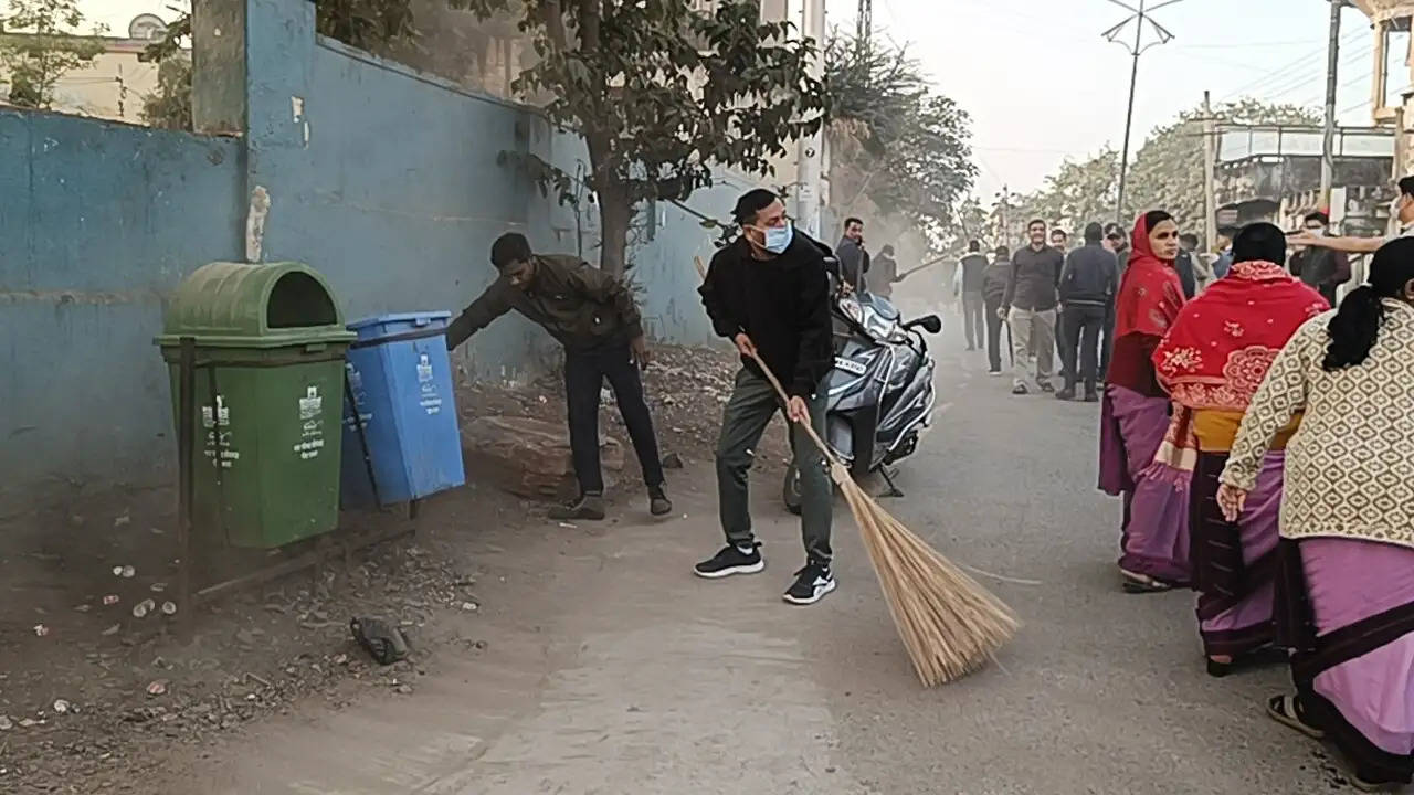 स्वच्छता का संदेश देने सैंकड़ों कर्मचारी और अधिकारियों ने सड़क पर लगाई झाड़ू