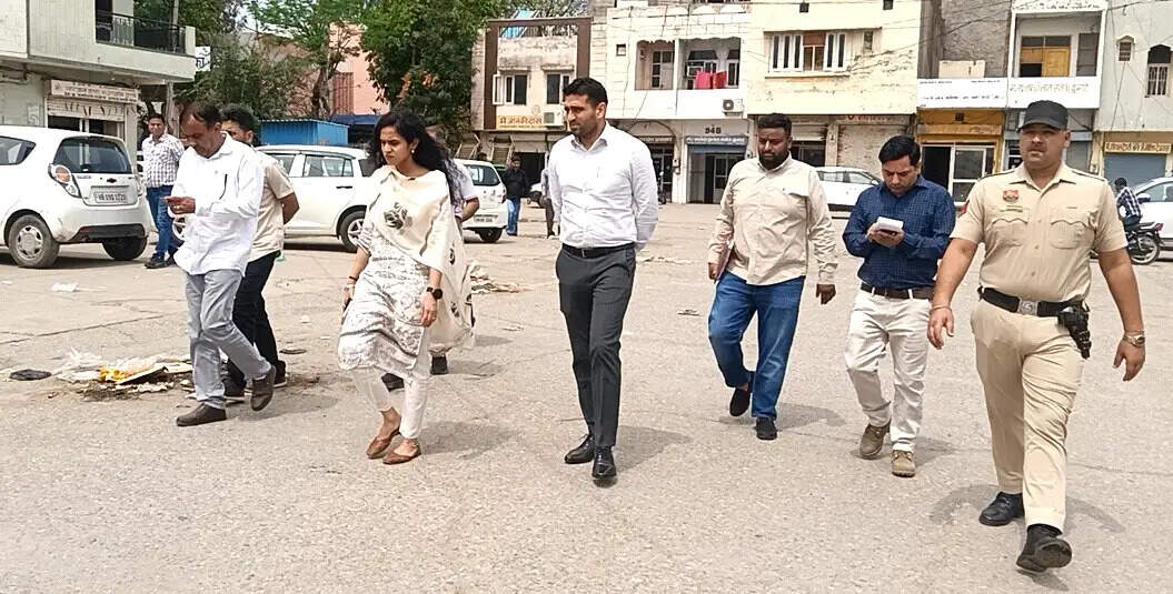 कैथल: डीसी ने किया चीका अनाज मंडी, एसडीएम एवं तहसील कार्यालय का निरीक्षण, संबंधित अधिकारियों को दिए आवश्यक निर्देश