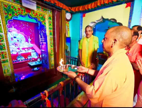 योगी आदित्यनाथ ने की कामदगिरि पर्वत की परिक्रमा, मांगा जनकल्याण का आशीर्वाद