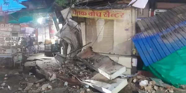 सुभाष चौक में दुकान का छज्जा गिरा, एक घायल