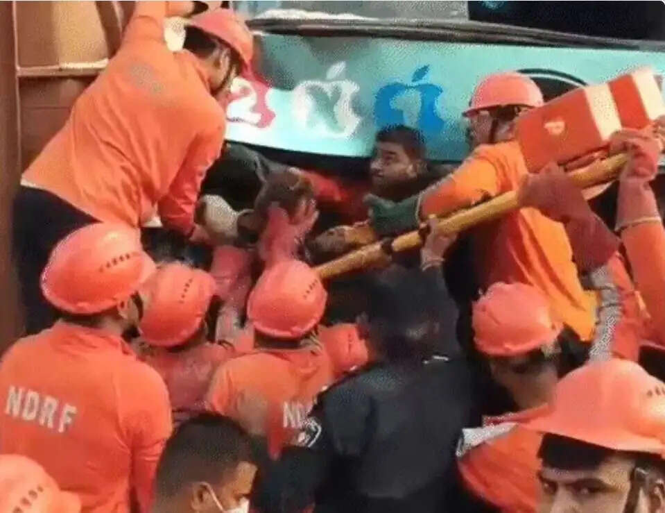 गुजरात के वडोदरा में बस हादसा, छह की मौत, 31 घायल
