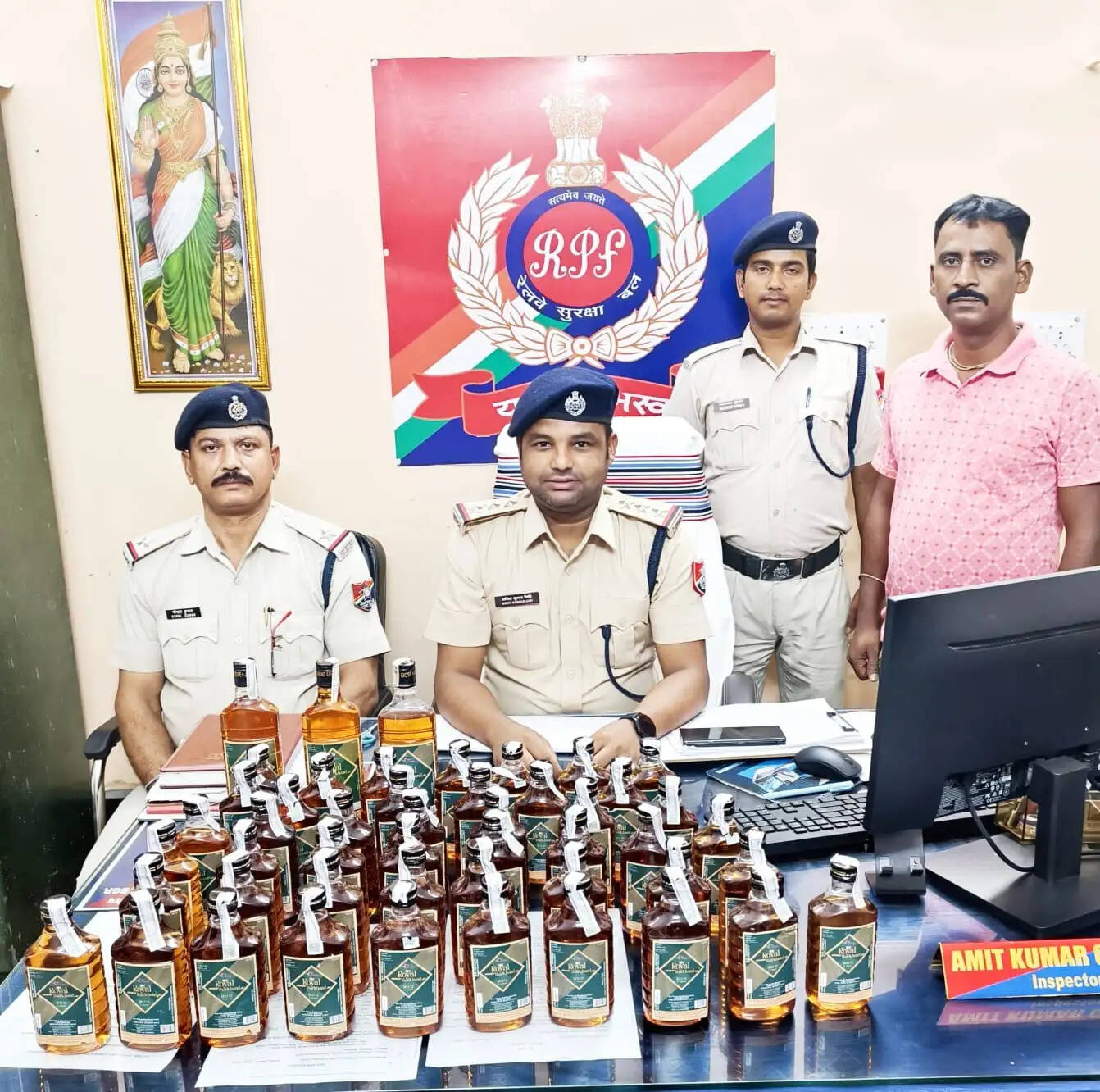 बड़हरवा में नाबालिग बालिका का रेस्क्यू एवं भागलपुर स्टेशन पर अवैध शराब बरामद