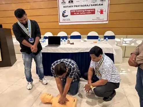 रोटरी प्रयागराज संगम ने की सीपीआर ट्रेनिंग एवं जनरल हाउस मीटिंग