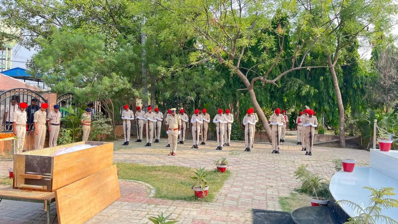 सारण में दिवंगत पुलिस अवर निरीक्षक विद्यानंद ठाकुर को दी गई अंतिम विदाई