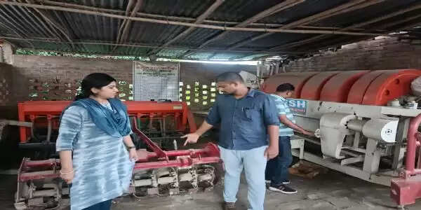 कृषि यंत्र बैंक संचालित कर आधुनिक कृषि को बढ़ावा दे रही हैं जीविका दीदियां