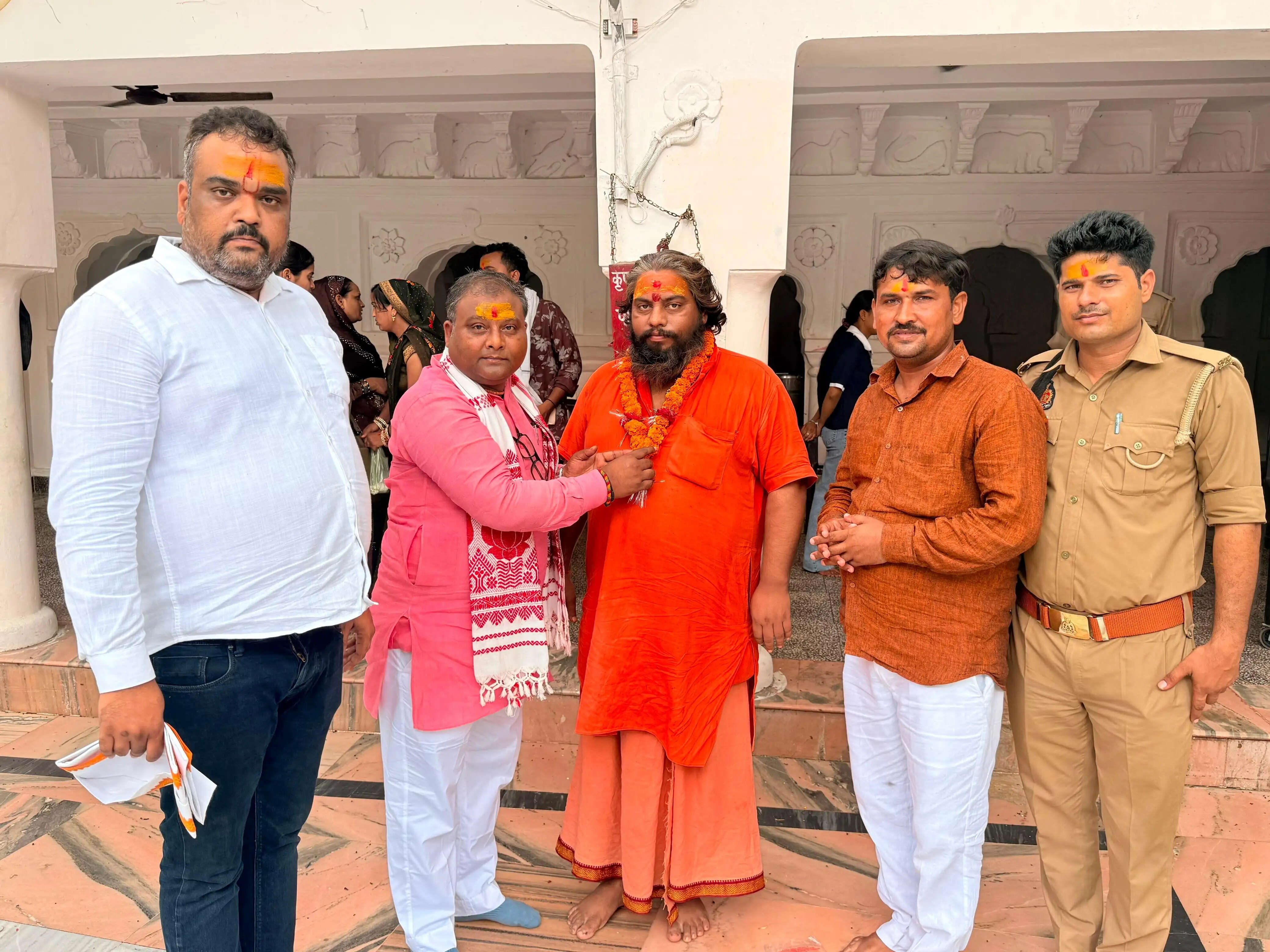 औरैया : गुरु पूर्णिमा पर मठ-मंदिरों के पुजारियों और संतों का भाजपा ने किया सम्मान