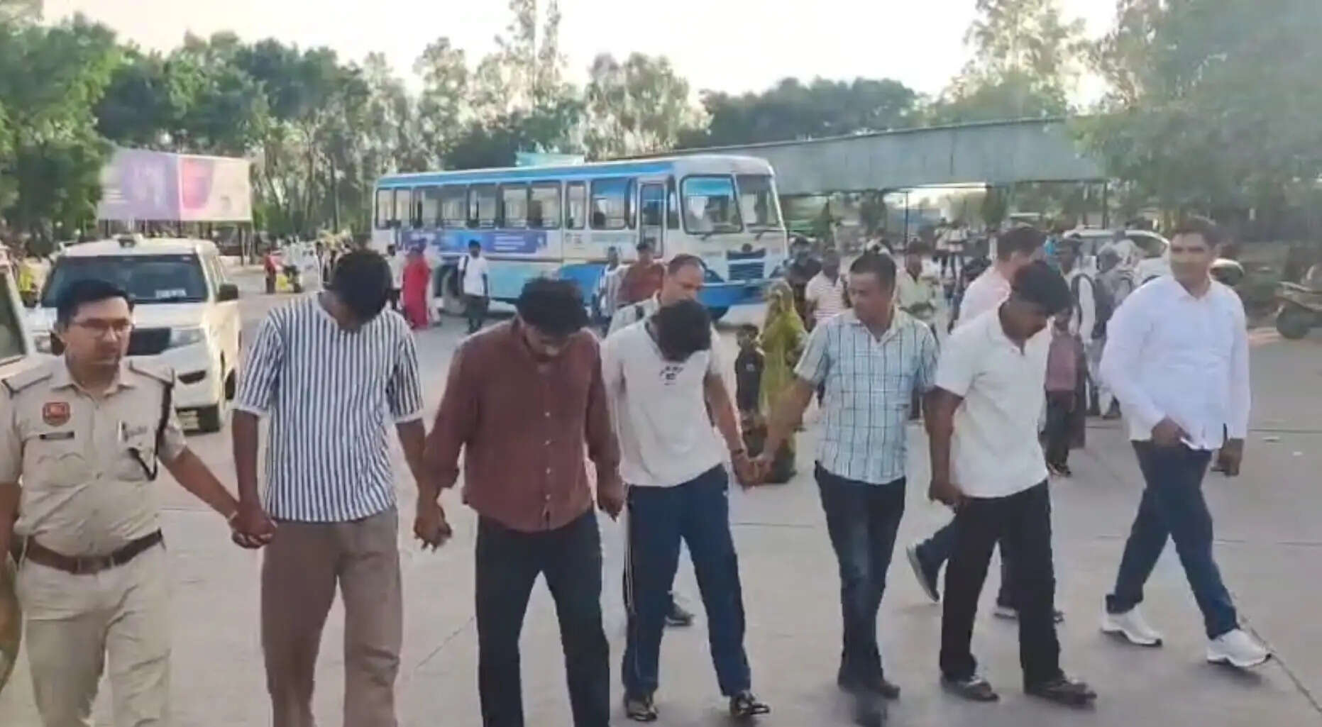 कैथल पुलिस ने हमले के आरोपियों को गिरफ्तार कर करवाई सार्वजनिक परेड